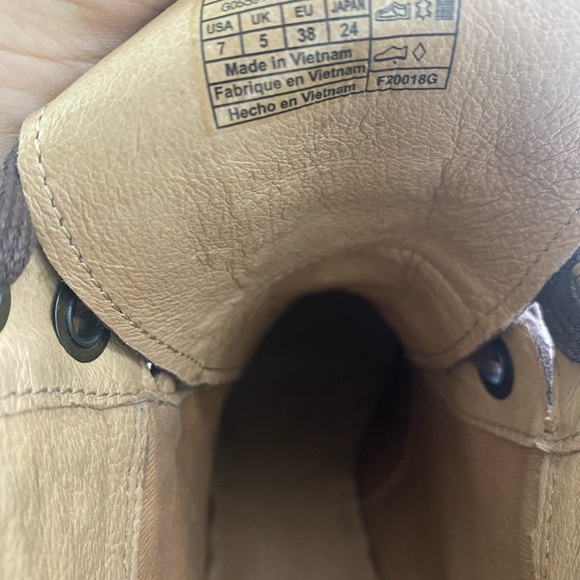 Stylish UGG Jaxon boots, block heel, size 7 - Picture 6 of 10